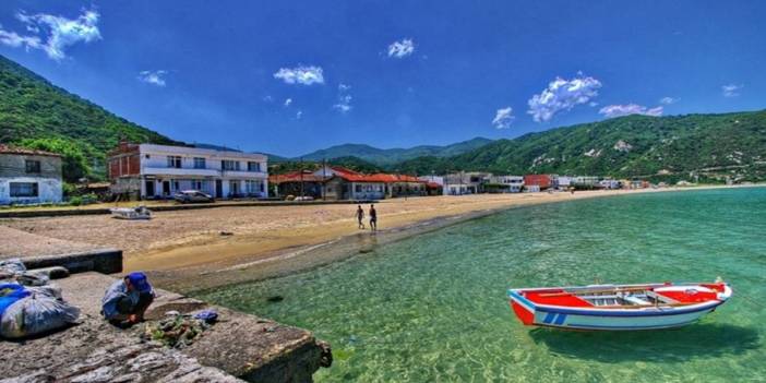 Ormanın içinden denize açılan cennet yolu! Balıkesir'in yeni gözde yeri belli oldu: Bavulunu alan o koya akın ediyor
