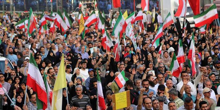 Binlerce kişi sokağa döküldü: İran'da ateşkes sonrası 'zafer' kutlaması