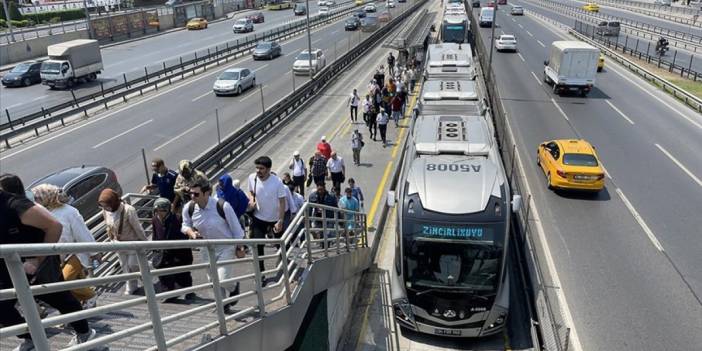Metrobüste bunu yapanlar yandı: Artık 1406 TL cezası var! Vatandaşlar şikayet etti valilik harekete geçti