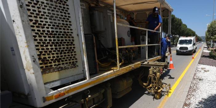 Büyükşehir, 13 ilçede trafik güvenliği için yol çizgi çalışmalarını sürdürüyor