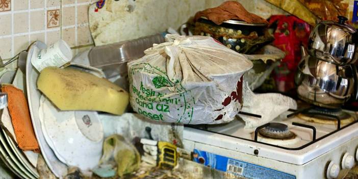 Kamyonlar yetmedi: Çöp partisi sona erdi! Apartmandan çıkanlar hayrete düşürdü