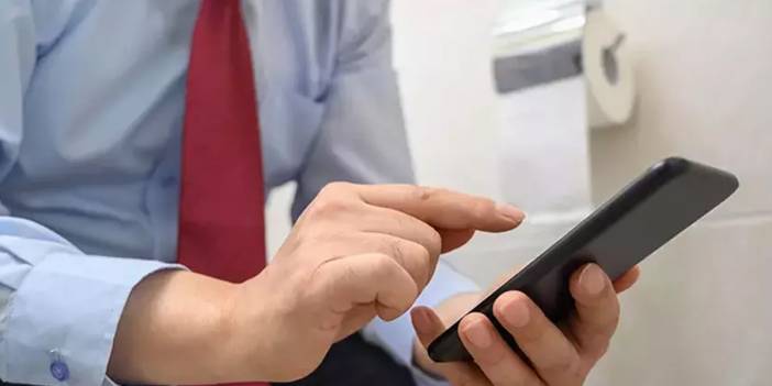 Her gün yaptığınız bu alışkanlık sağlığınızı tehdit ediyor: Tuvalette telefon kullanmanın gizli tehlikesi ortaya çıktı!