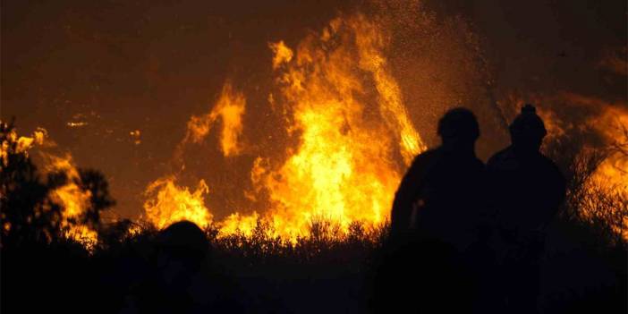Çeşme alev alev yanıyor! Otoyol çift yönlü trafiğe kapandı