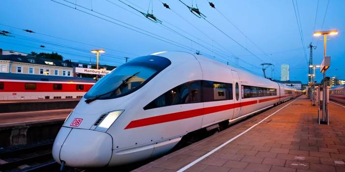 Yüksek hızlı trende korkunç saldırı: Baltalı dehşet! Tren seferleri durdu, 4 kişi yaralandı