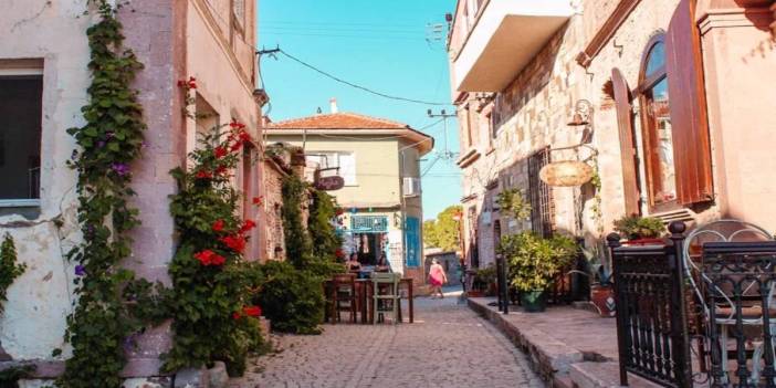 Alaçatı ve Bodrum'a rakip olacak: Taş evleri ve pırıl pırıl plajı ile harika bir rota, İzmir'e 2 saatlik uzakta!