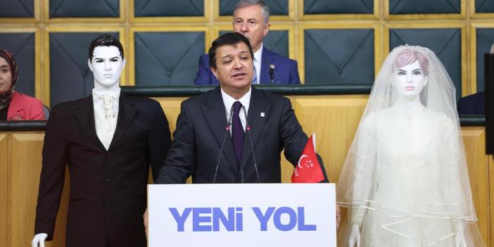 Mahmut Arıkan kürsüye gelin ve damatla çıktı: Bunun adı ekonomik kriz