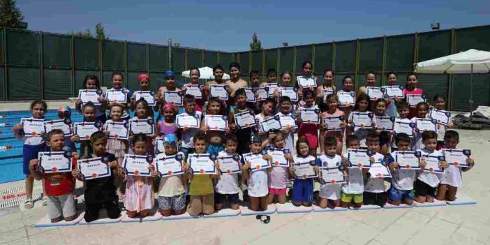 Büyükşehir Yaz Okulları’nda minik yüzücülerin sertifika heyecanı