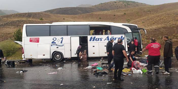 Sivas'ta yolcu otobüsü devrildi! Çok sayıda ölü ve yaralı var