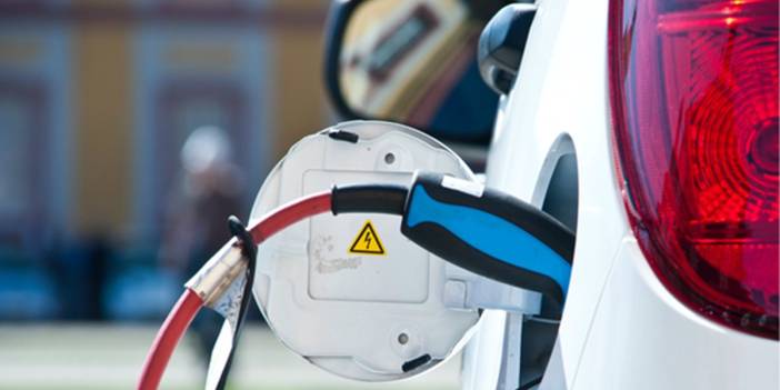 Yeni ÖTV yasası meclis'ten geçti: Emre Özpeynirci açıkladı: Elektrikli otomobillere ÖTV zammı gelecek mi?