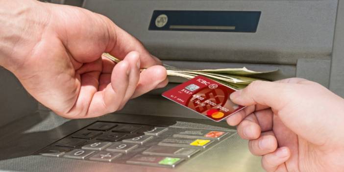 Bankadan para çekme işleminde yeni dönem! Bunu yapmayanlar parasını çekemeyecek: İşte ATM’lerdeki yeni kural