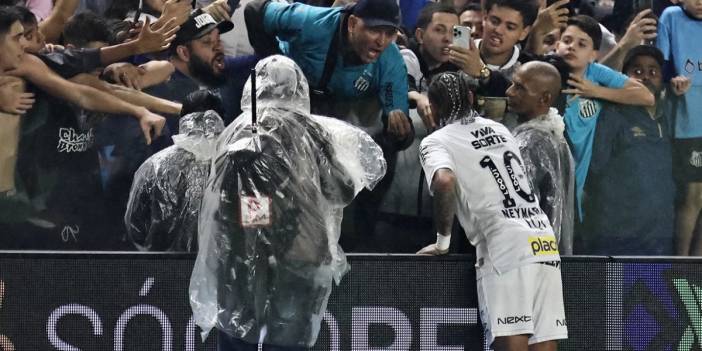Santos'ta büyük kriz! Neymar sinirlerine hakim olamadı: Taraftarla tartıştı, korner bayrağı kırdı