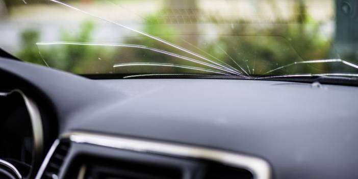 Tüm sürücülerin dikkatine! Sıcak havada o düğmeye sakın basmayın: Ön camınız bir anda böyle çatlayabilir!