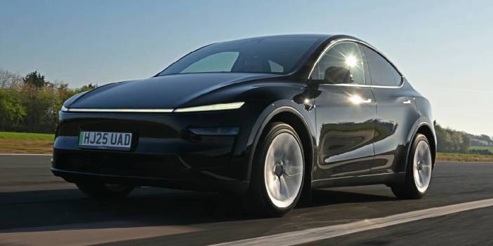 Tesla'dan bir iyi, bir kötü haber! Model Y fiyatları açıklandı: Standart modele dev zam, uzun menzile indirim şoku!