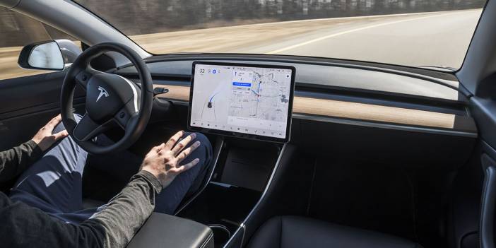 Tesla otopilotu kazadan hemen önce kendini devre dışı bırakıyor iddiası! Model Y sahiplerinin deneyimleri şaşırttı