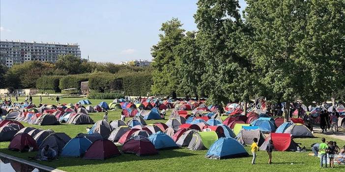 Paris'te evsizlerden belediye binası önünde eylem