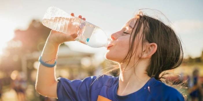 Her gün kullanıyoruz ama sessizce zehirleniyoruz! Uzmanlar uyardı: Plastik şişelerdeki bu detaya dikkat!