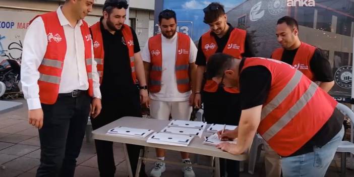 CHP’li gençlerden 'sahte diploma' protestosu: Ücretsiz 'diploma' dağıttılar