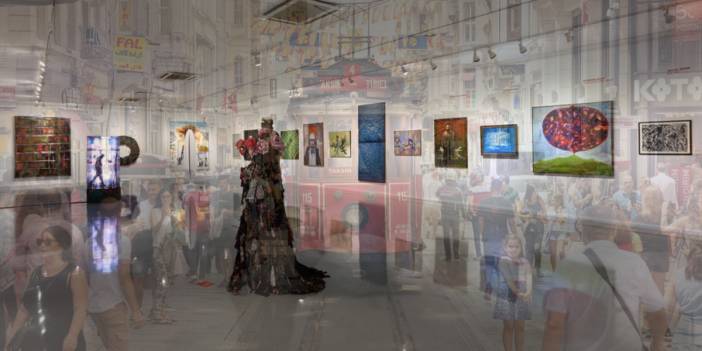 “Ay Tozunda Yürür Gibi”: Taksim Sanat’ta benliğin izinde şiirsel bir sergi