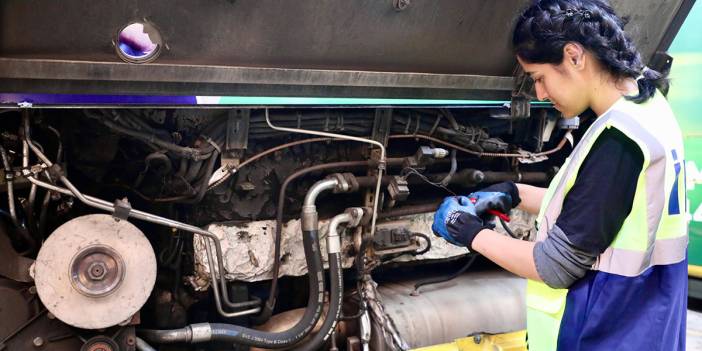 Kadınlar artık sadece direksiyon başında değil, otobüslerin kalbinde! İETT, kadınlara kapılarını sonuna kadar açıyor