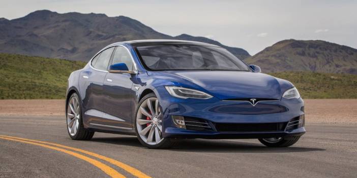Tesla fiyatlarını yarı yarıya düşürdü