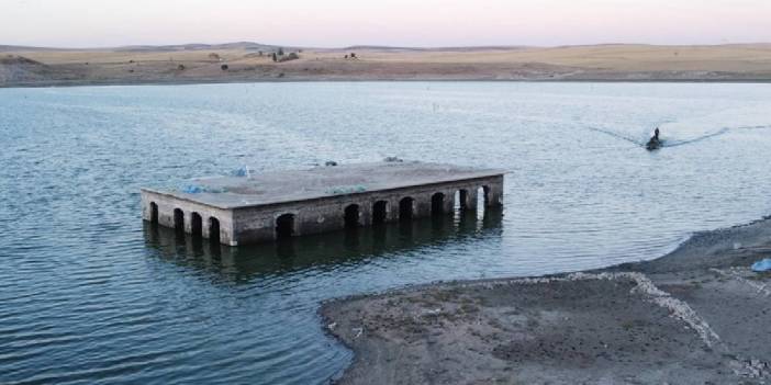 Kuraklık etkisini gösterdi, su seviyesi çekildi! Eski yerleşim yeri gün yüzüne çıktı: Okul, mezarlık, belediye binası…