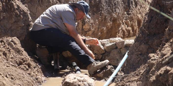 Deprem araştırması için kazdılar, duygulandıran bir hazine buldular! Fay hendekinden beklenmedik hazine: Tatlı su fışkırdı