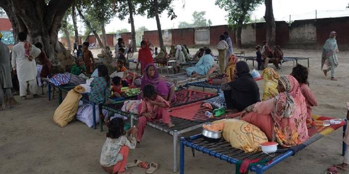 Hindistan baraj kapaklarını açtı, Pakistan binlerce kişiyi tahliye etti