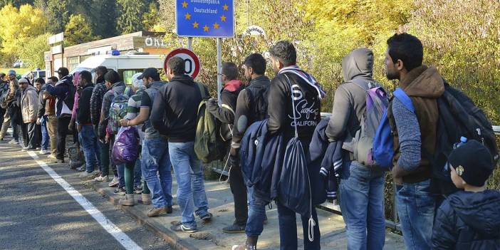 Almanya'ya sığınma başvuruları yarı yarıya azaldı