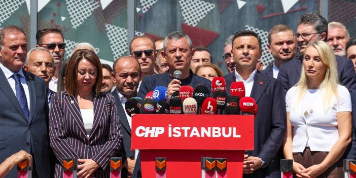 Özel, CHP il binası önünde açıklama yaptı: 'Kayyum kararı yetki gaspıdır, hükmü tanımıyoruz, il başkanımız göreve devam ediyor'