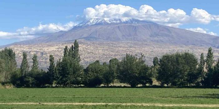 Türkiye'nin zirvesine mevsimin ilk karı düştü! Ağrı Dağı beyaz gelinliğini giydi