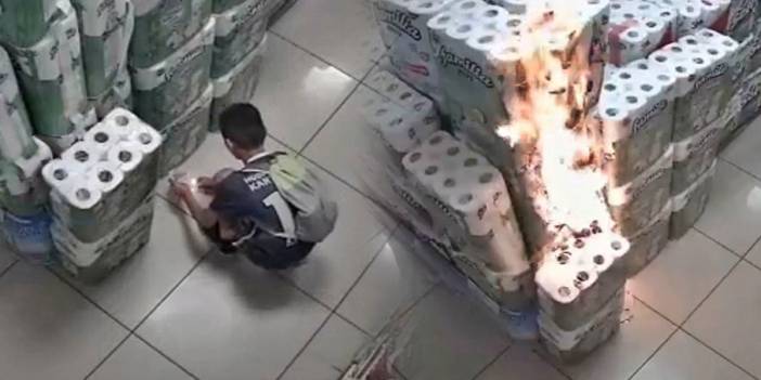 Çocuğun marketi kundakladığı anlar kamerada! Peçeteleri ateşe verip kaçtı