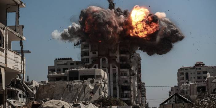 İsrail Savunma Bakanı: 'Gazze yanıyor, durmayacağız'