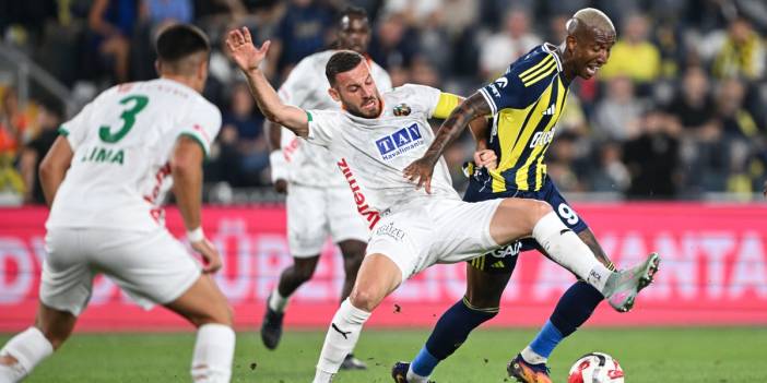 Fenerbahçe evinde takıldı: Sarı-lacivertliler, erteleme maçında Alanyaspor'la 2-2 berabere kaldı