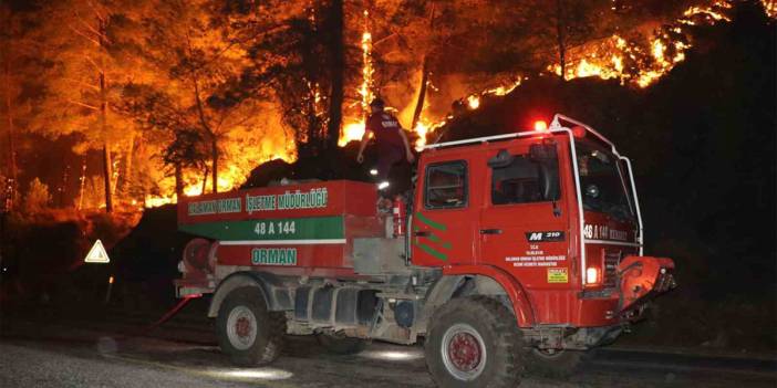 Köyceğiz 21 saattir yanıyor