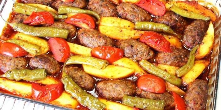 Pazar sofralarının kraliçesi: Dağılmayan köftesi ve tam kıvamında sosuyla lokanta usulü İzmir köfte tarifi!