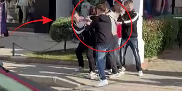 Samsun'da gençlerin kavgası kamerada! Tekmeler ve yumruklar havada uçuştu