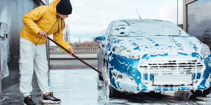 Oto kuaförlerinin gizli sırrı banyonuzda saklı olabilir: Arabanızı yıkadıktan sonra saç kremi sürerseniz...
