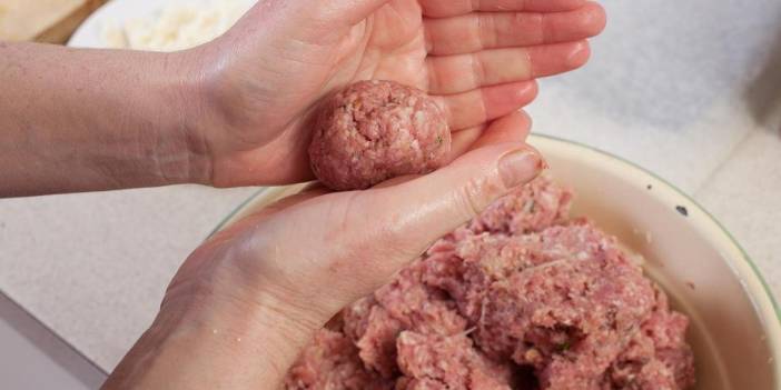 Yıllardır aranan lezzet sırrı çözüldü: Anne köftesini 'o köfte' yapan 5 altın kural!