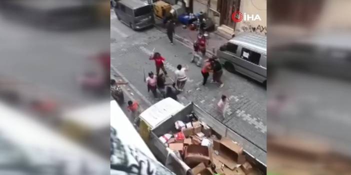 Esenyurt'ta husumetli ailelerin kavgası! Taşlar ve sopalar havada uçuştu