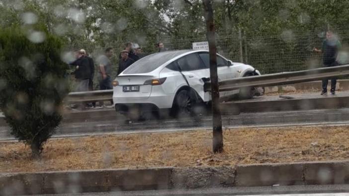 Tesla otomobil kontrolden çıktı! Bariyerler ok gibi saplandı
