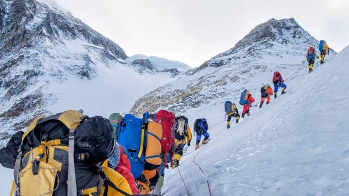 Everest Dağı'nda kar fırtınası: Yaklaşık 1000 kişi mahsur kaldı