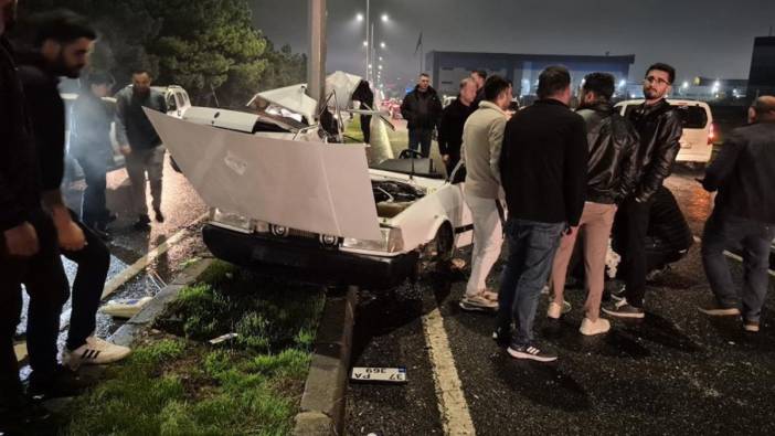 Aydınlatma direğine çarpan Tofaş kağıt gibi ikiye yırtıldı! Sürücü mucize eseri kurtuldu: O anlar kameralara böyle yansıdı