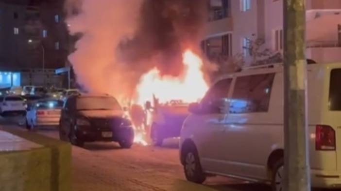 Nizip'te gece yarısı korkutan yangın! Park halinde minibüs alev aldı: Yanındaki sıfır otomobili de yaktı!