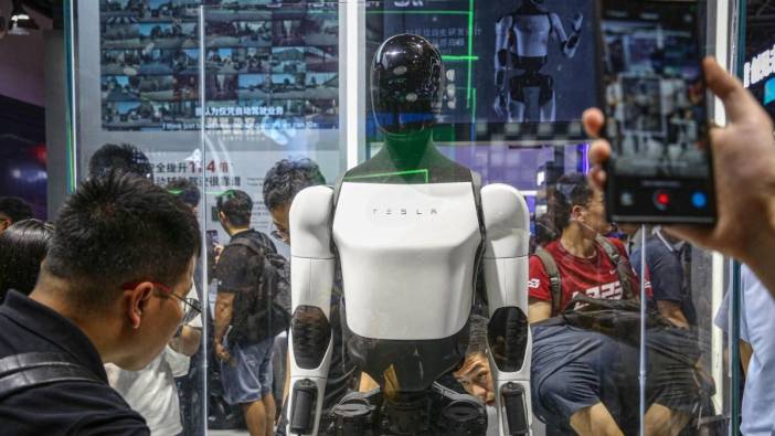 Elon Musk, Optimus robotlarının sorunlarıyla başa çıkamıyor! Şirket yönetimi üretim hedefini düşürdü