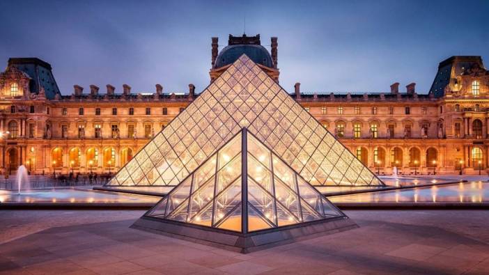 Louvre Müzesi soyuldu: Napolyon'a ait 'paha biçilemez' mücevherler çalındı