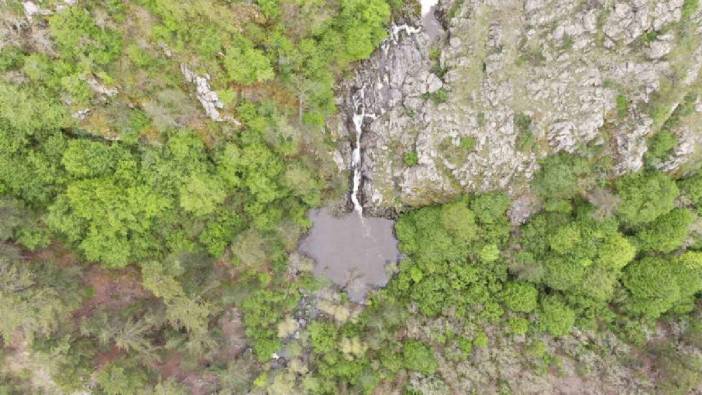 Ormanın içinde gizli kalmış cennet! Bu şelale göreni mest ediyor: Turistler akın etmeden burayı görün!