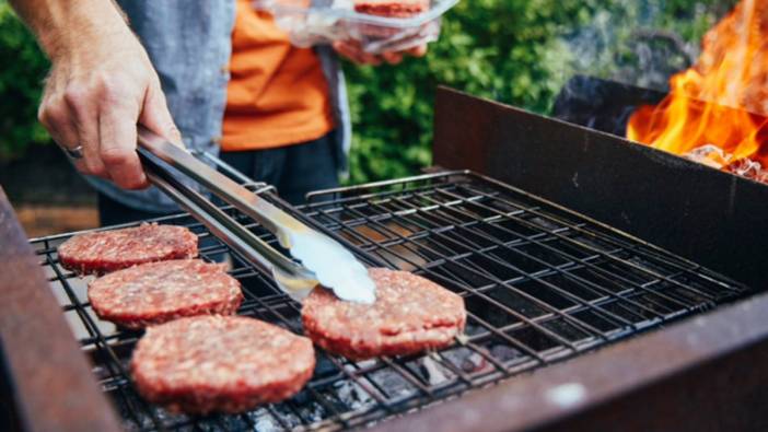Mangal sonrası kazıma derdine son: Sıcak ızgaranın üzerine attığınız buz küpünün yaptığı sihre inanamayacaksınız!