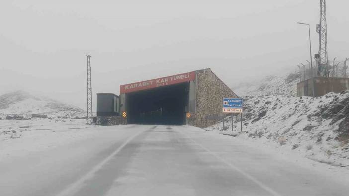 Van-Bahçesaray yolu beyaza büründü: 3 bin rakımlı Karabet Geçidi'ne mevsimin ilk karı düştü