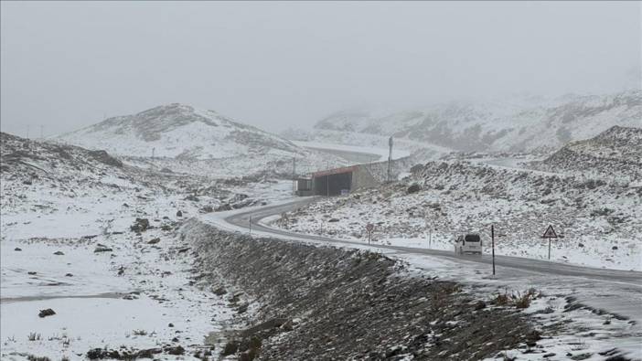 Kış kapıyı çaldı! Van'ın zirveleri beyaza büründü: Karabet Geçidi'nde ekipler seferber oldu