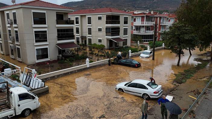 İzmir'de 1,5 saatte metrekareye 144 kg yağmur düştü: Sel sularına kapılan 1 kişi kayıp